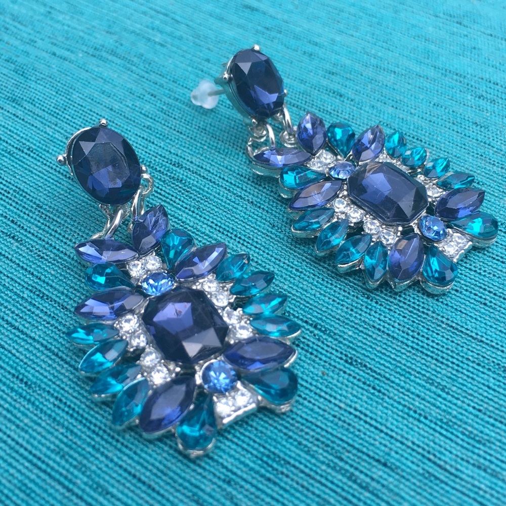 (T3) Statement Earrings - Picture 3 of 5